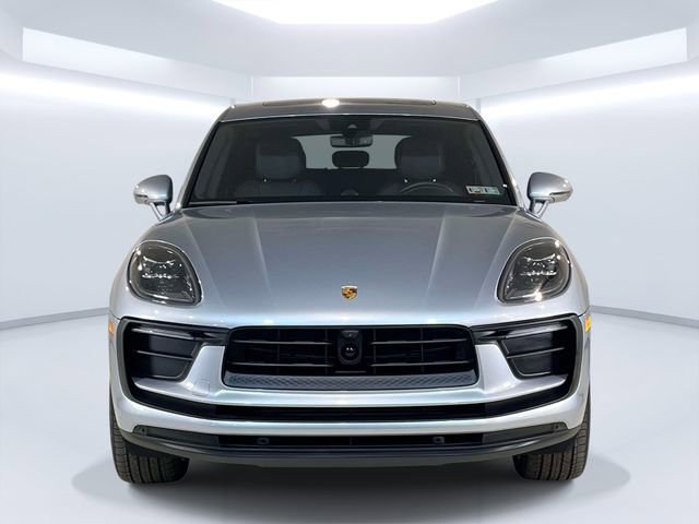 Certified 2025 Porsche Macan image 2