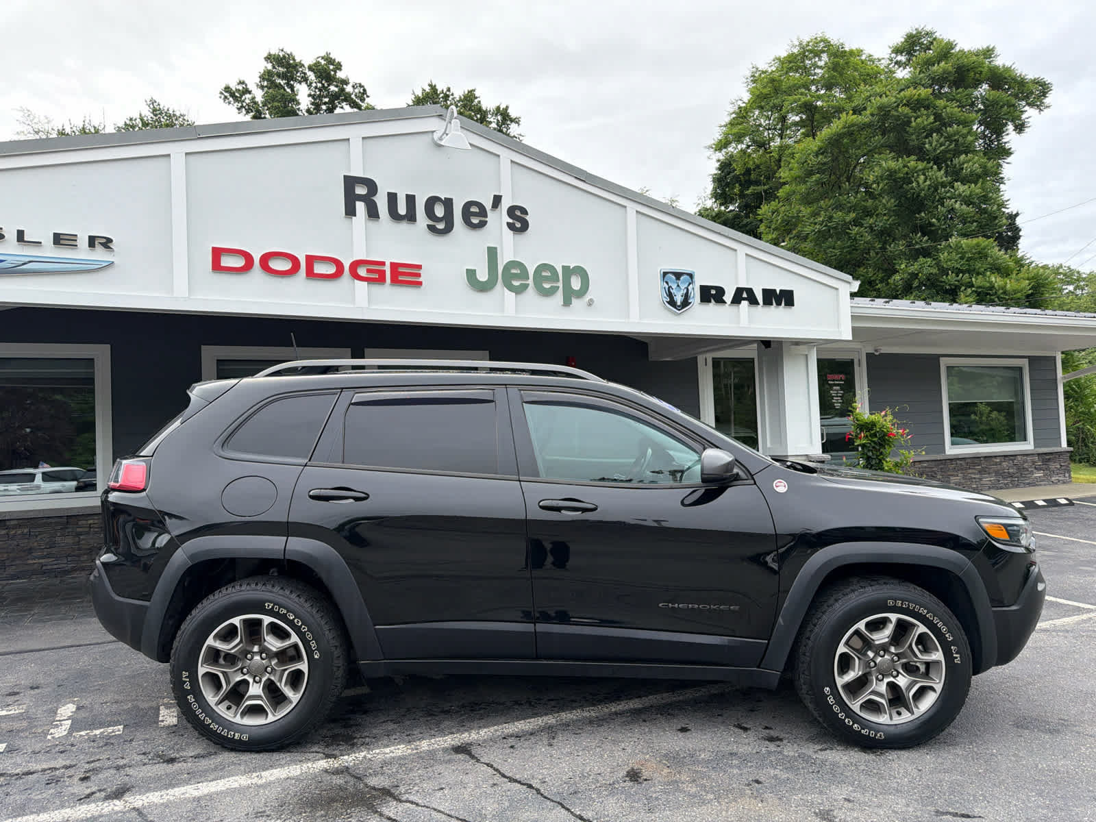 Used 2021 Jeep Cherokee Trailhawk w/ Sun, Sound & Nav Group AWD/4WD image 9
