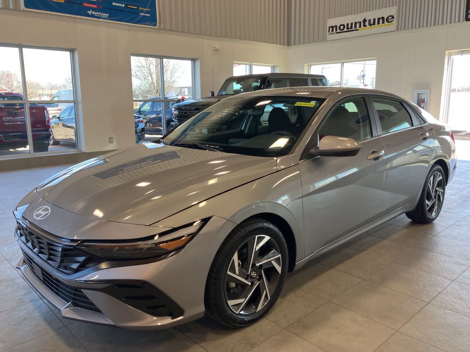 Used 2025 Hyundai Elantra SEL image 1