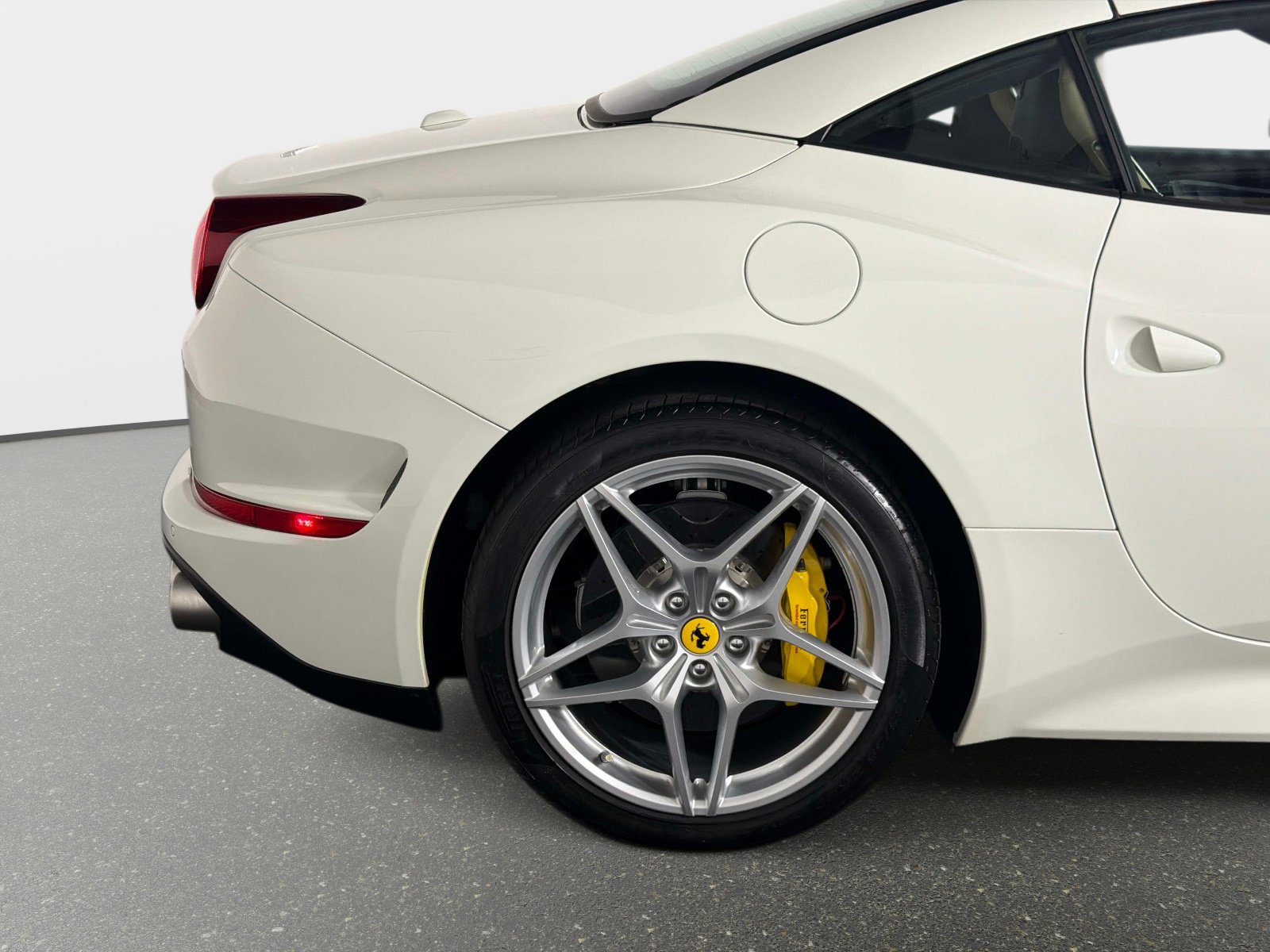 Used 2016 Ferrari California T image 20