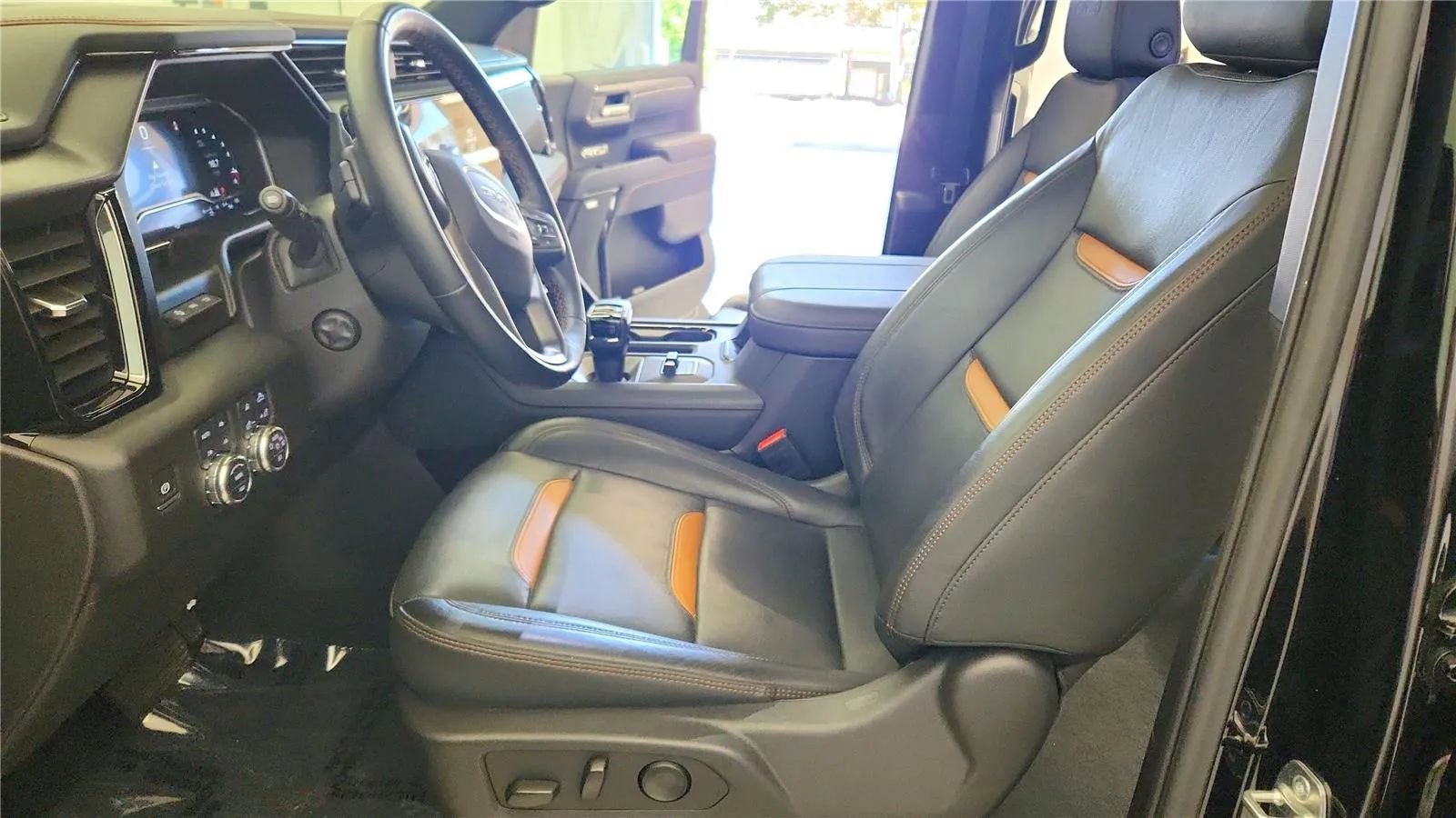 Used 2025 GMC Sierra 1500 AT4 w/ Technology Package AWD/4WD image 23