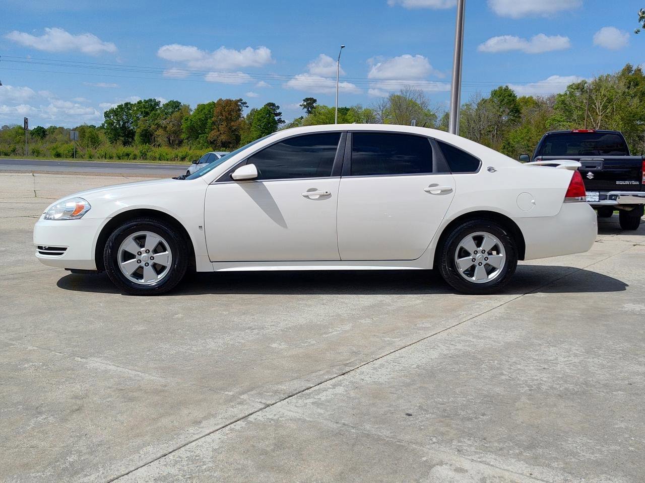 Used 2009 Chevrolet Impala LT w/ Luxury Edition Package FWD image 3
