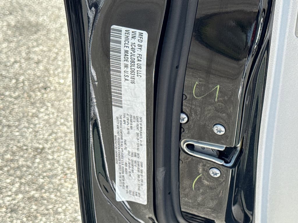 Used 2020 Jeep Cherokee Limited image 35