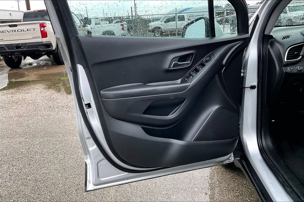 Used 2022 Chevrolet Trax LS w/ Tint and Cruise Package FWD image 17
