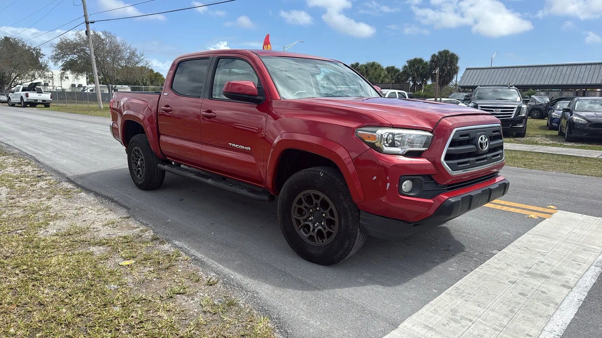 Used 2017 Toyota Tacoma SR5 w/ Exterior Package AWD/4WD image 3