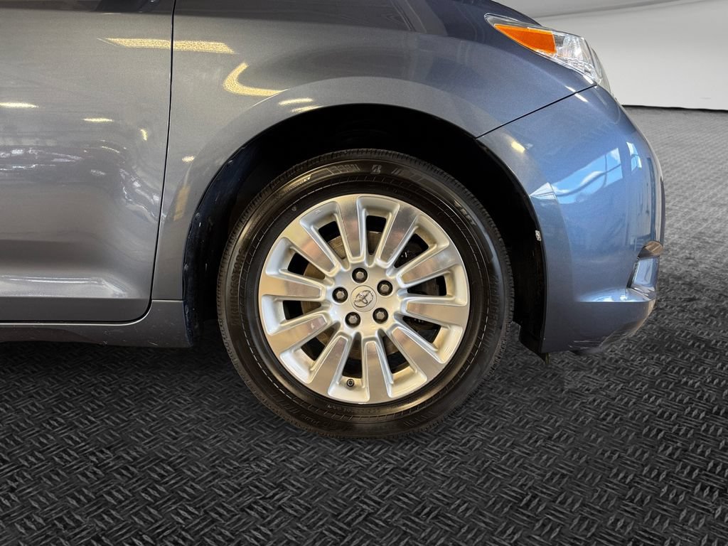 Used 2015 Toyota Sienna LE AWD/4WD image 11