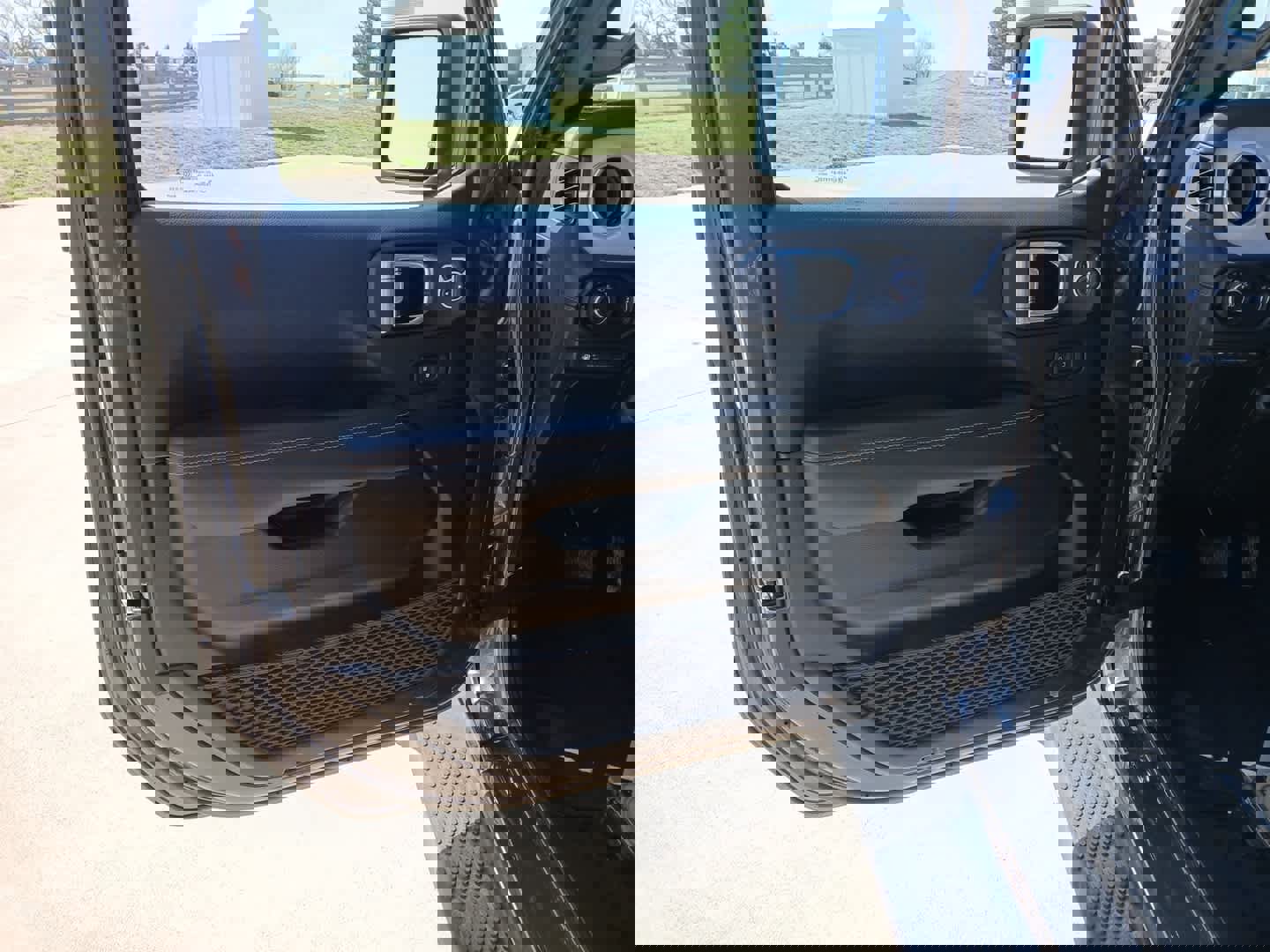 Used 2025 Jeep Wrangler Sahara image 21