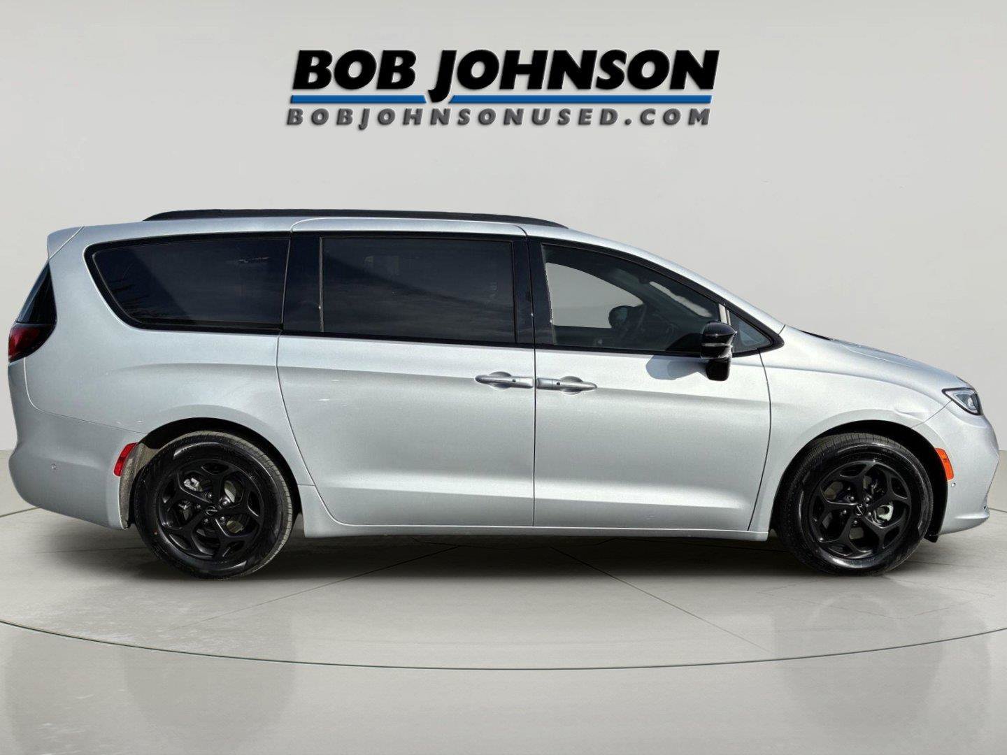 Used 2024 Chrysler Pacifica Premium FWD image 8