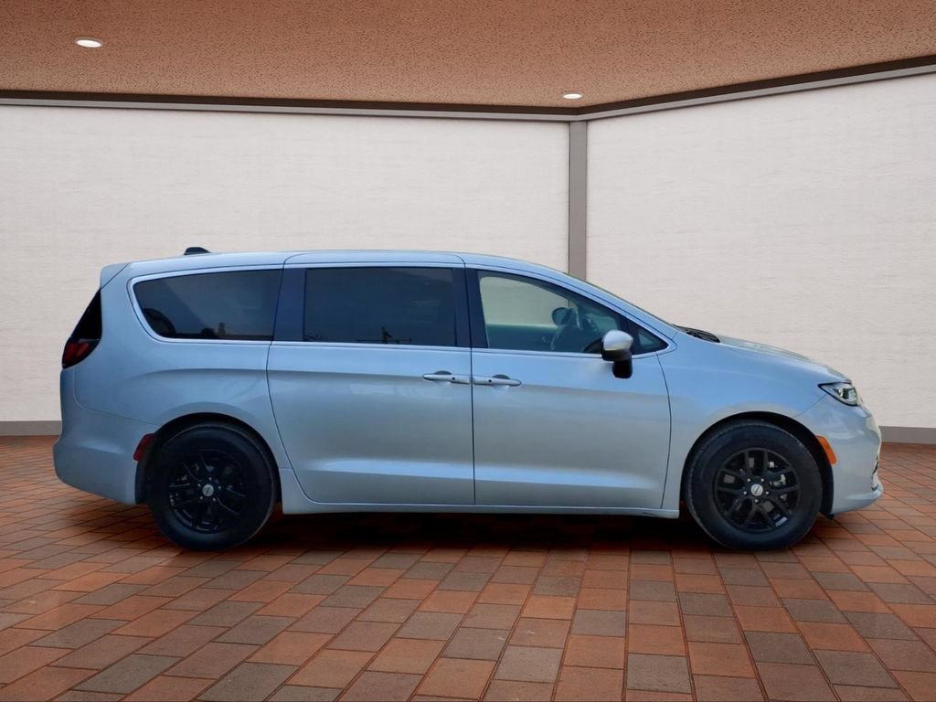 Used 2023 Chrysler Pacifica Touring-L FWD image 4