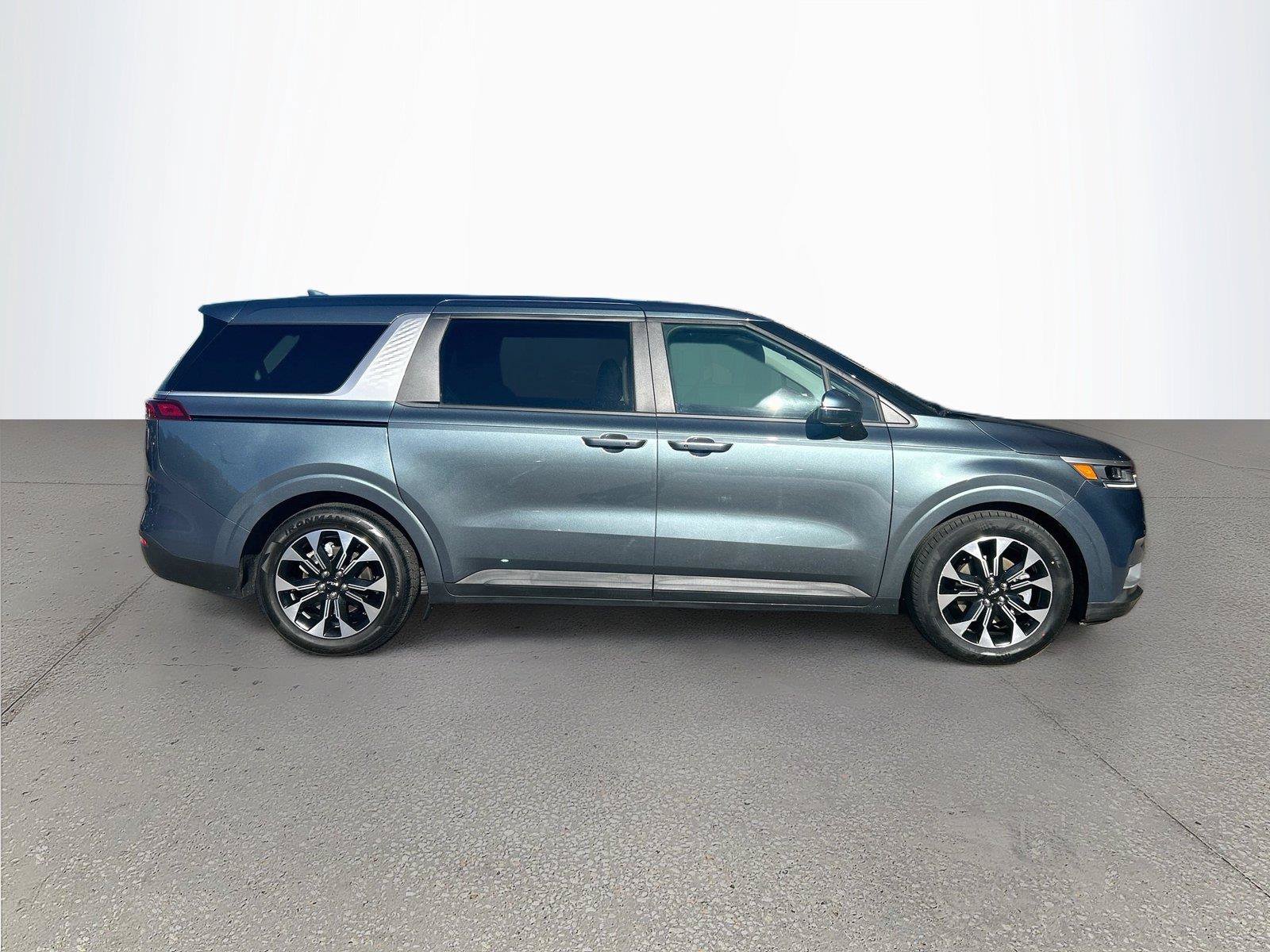 Used 2024 Kia Carnival EX FWD image 3