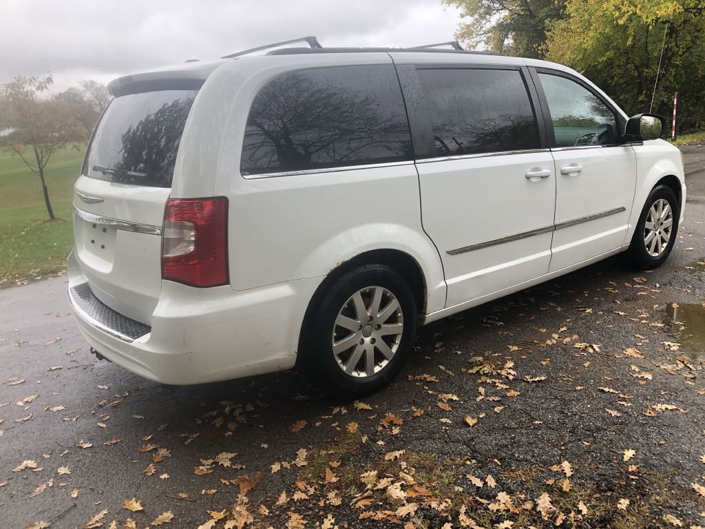Used 2014 Chrysler Town & Country Touring image 8