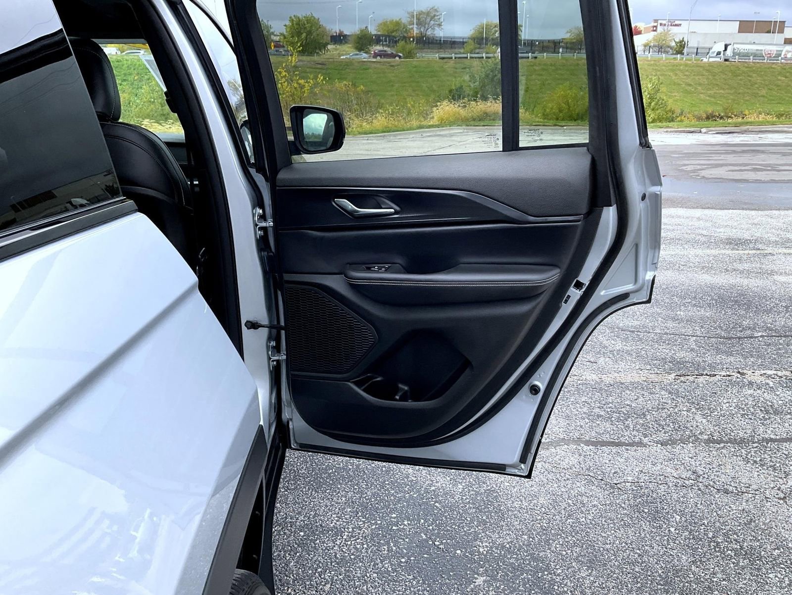 Used 2024 Jeep Grand Cherokee Altitude image 17