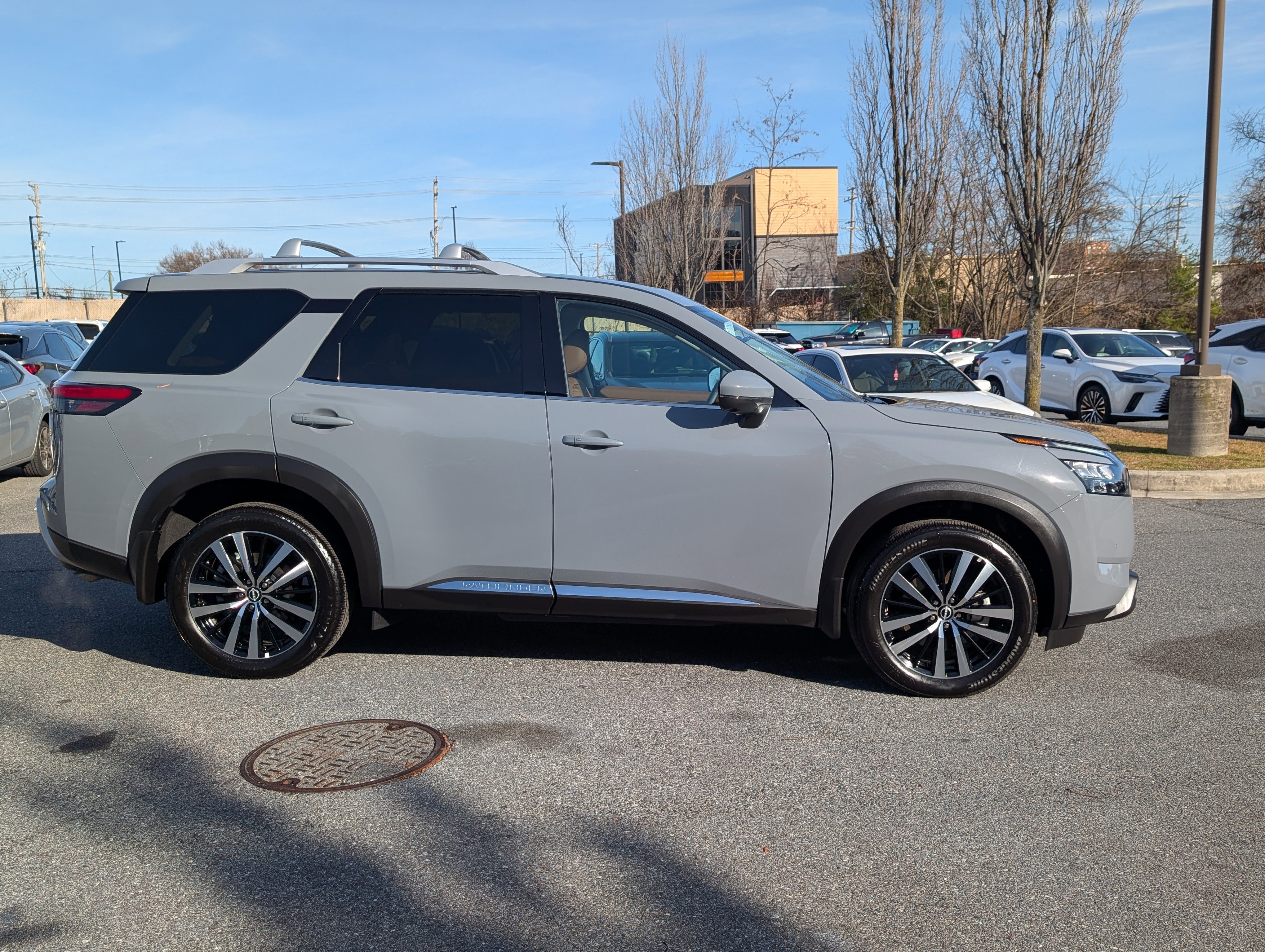 Used 2025 Nissan Pathfinder Platinum image 2