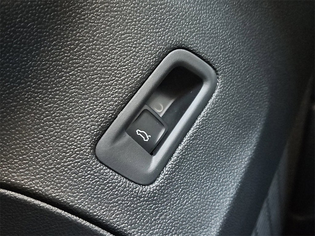 New 2026 Volkswagen Atlas Cross Sport SE image 14