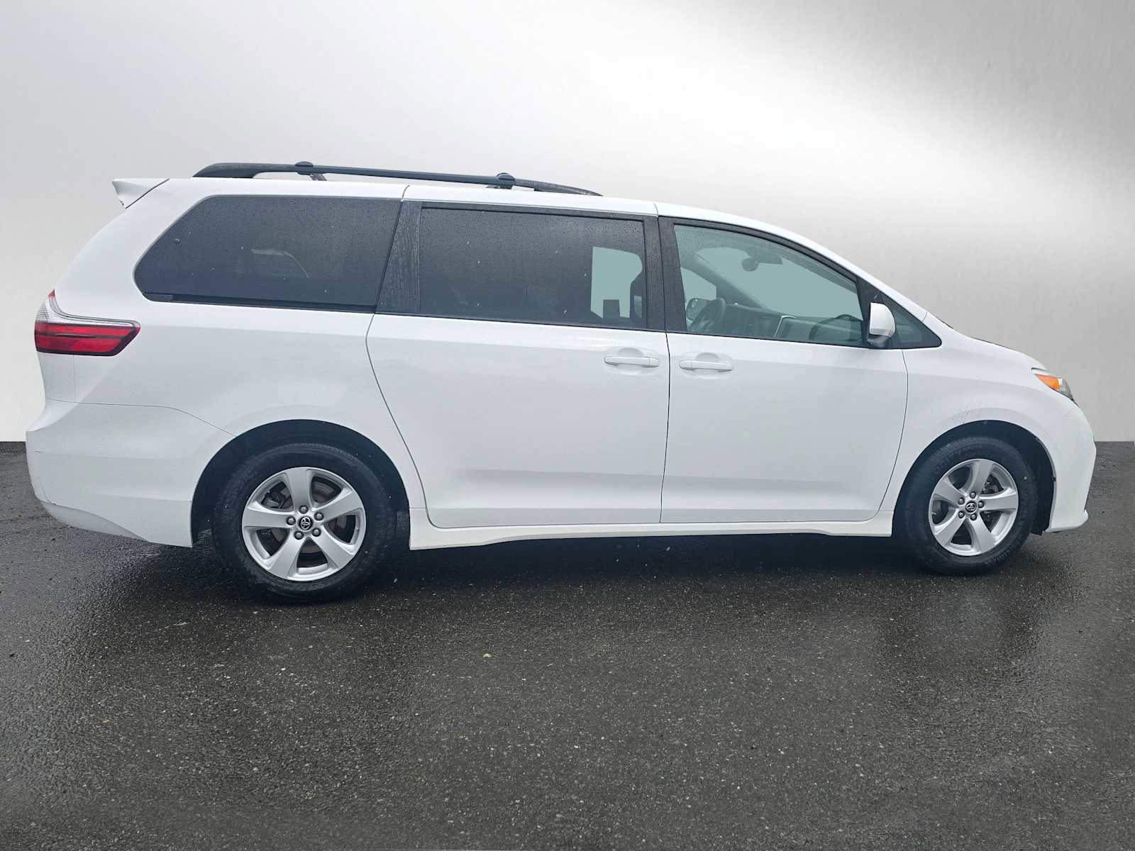 Used 2020 Toyota Sienna LE FWD image 2