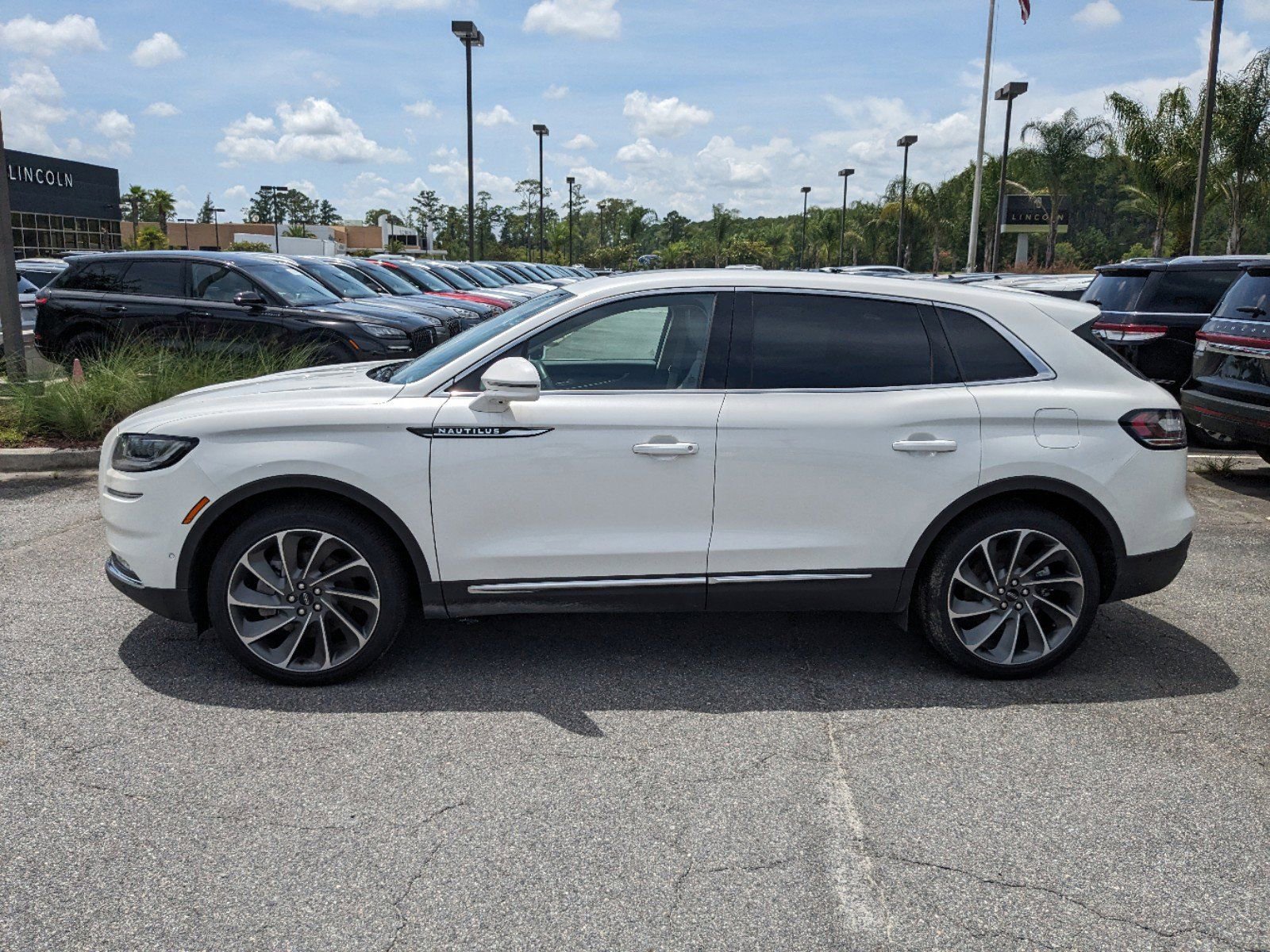 Certified 2023 Lincoln Nautilus Reserve w/ Equipment Group 202A image 8