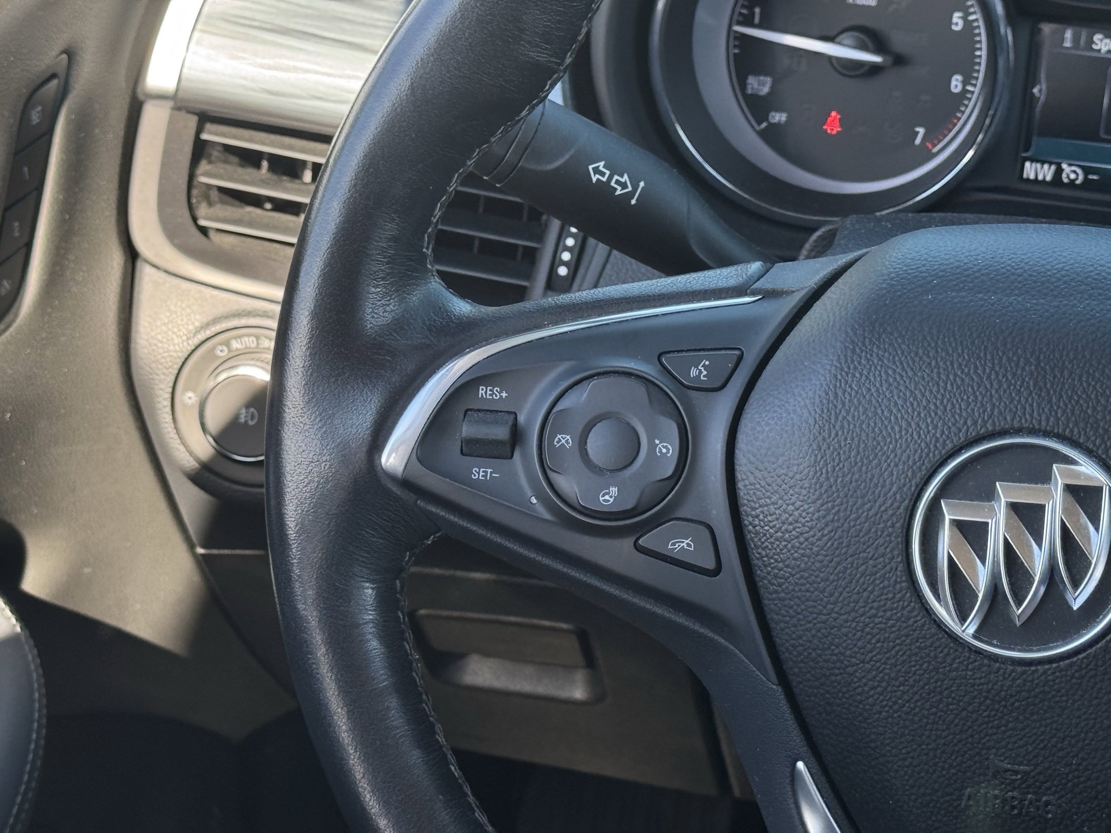 Used 2019 Buick Envision Essence FWD image 9