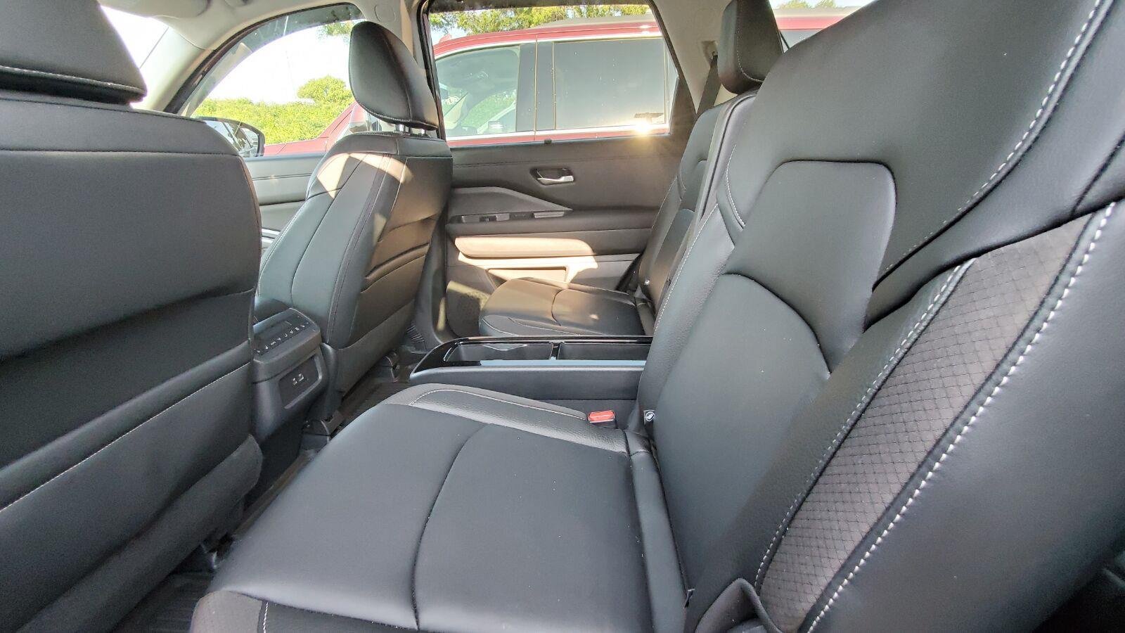 Used 2025 Nissan Pathfinder SL w/ SL Premium Package FWD image 5