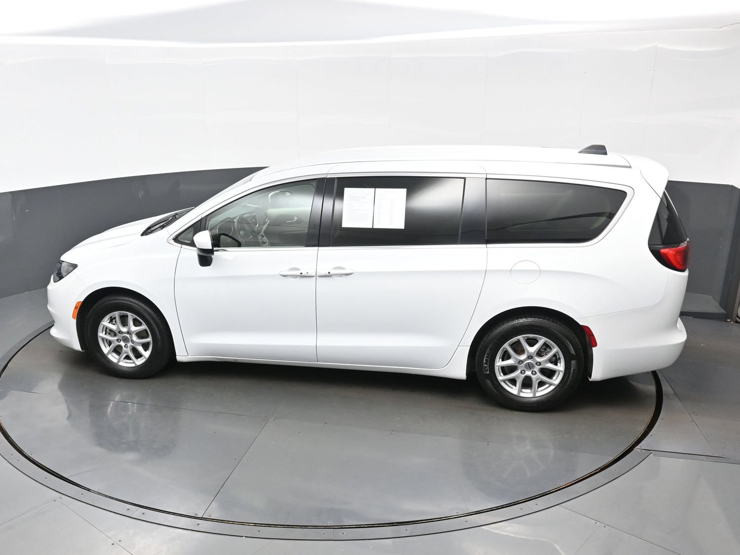 Used 2023 Chrysler Voyager LX FWD image 39