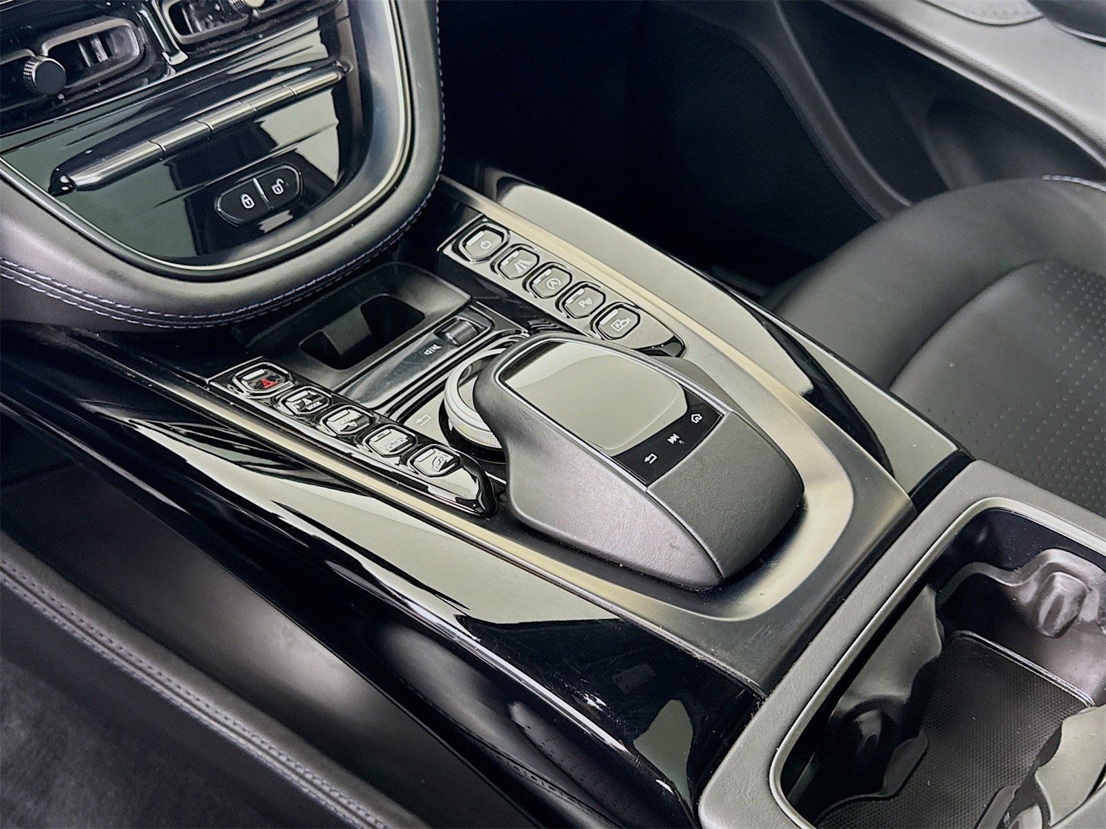 Used 2021 Aston Martin DBX image 13