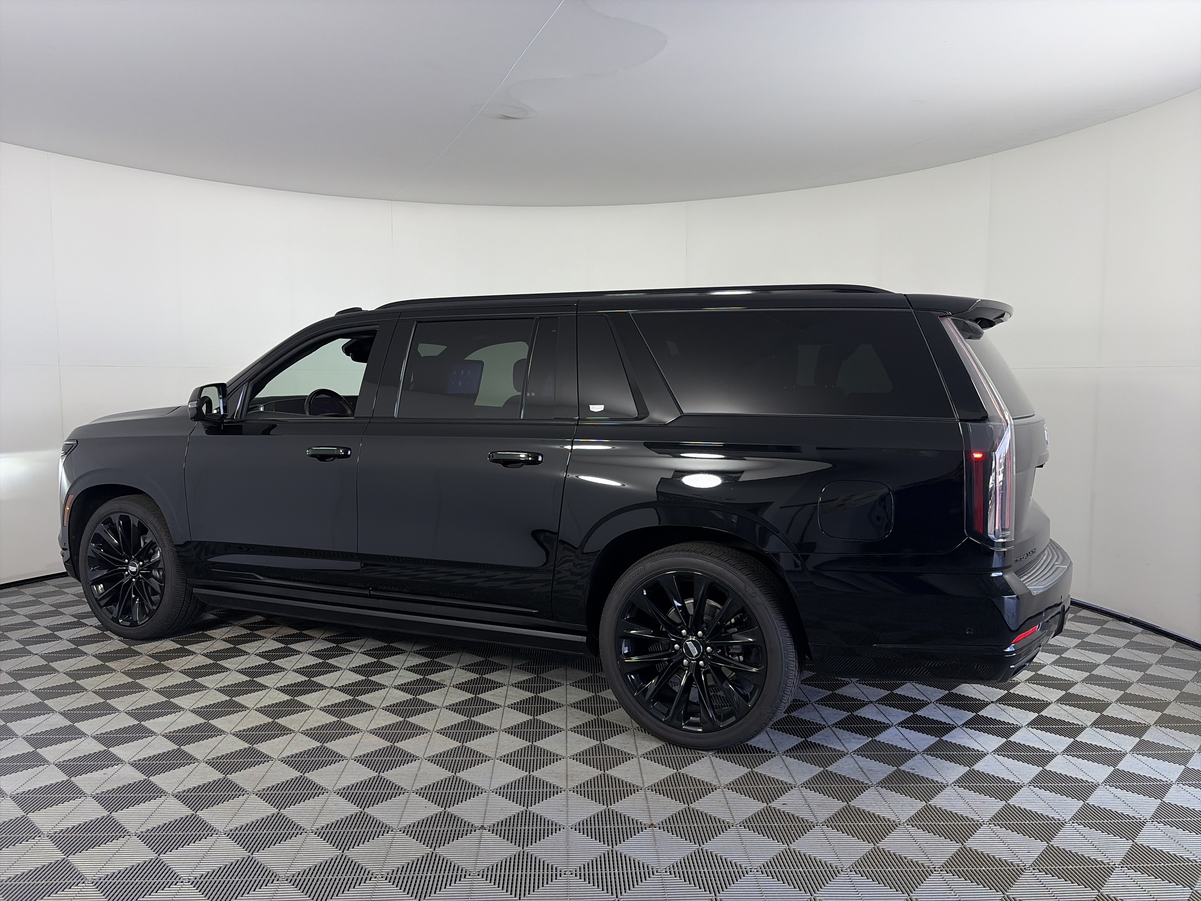 Certified 2026 Cadillac Escalade ESV Platinum Sport w/ LPO, ONYX Package AWD/4WD image 9