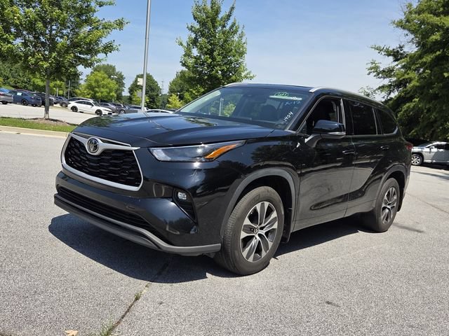 Used 2022 Toyota Highlander XLE AWD/4WD image 3