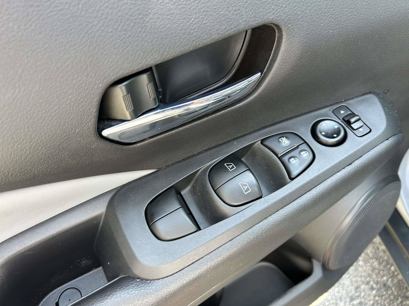Used 2021 Nissan Kicks SR w/ SR Premium Package FWD image 13