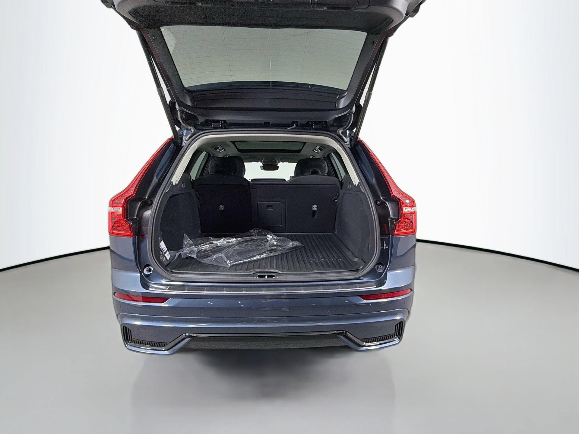 Certified 2025 Volvo XC60 B5 Core AWD/4WD image 26