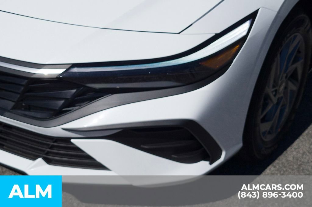 Used 2025 Hyundai Elantra Blue image 10