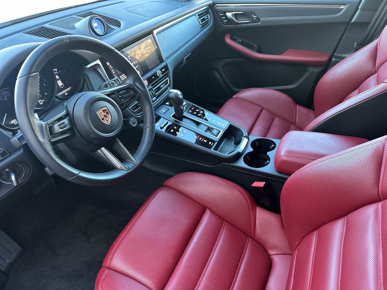 Certified 2025 Porsche Macan GTS image 4