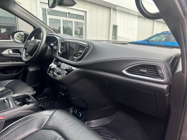 Used 2019 Chrysler Pacifica Limited w/ S Appearance Package FWD image 14