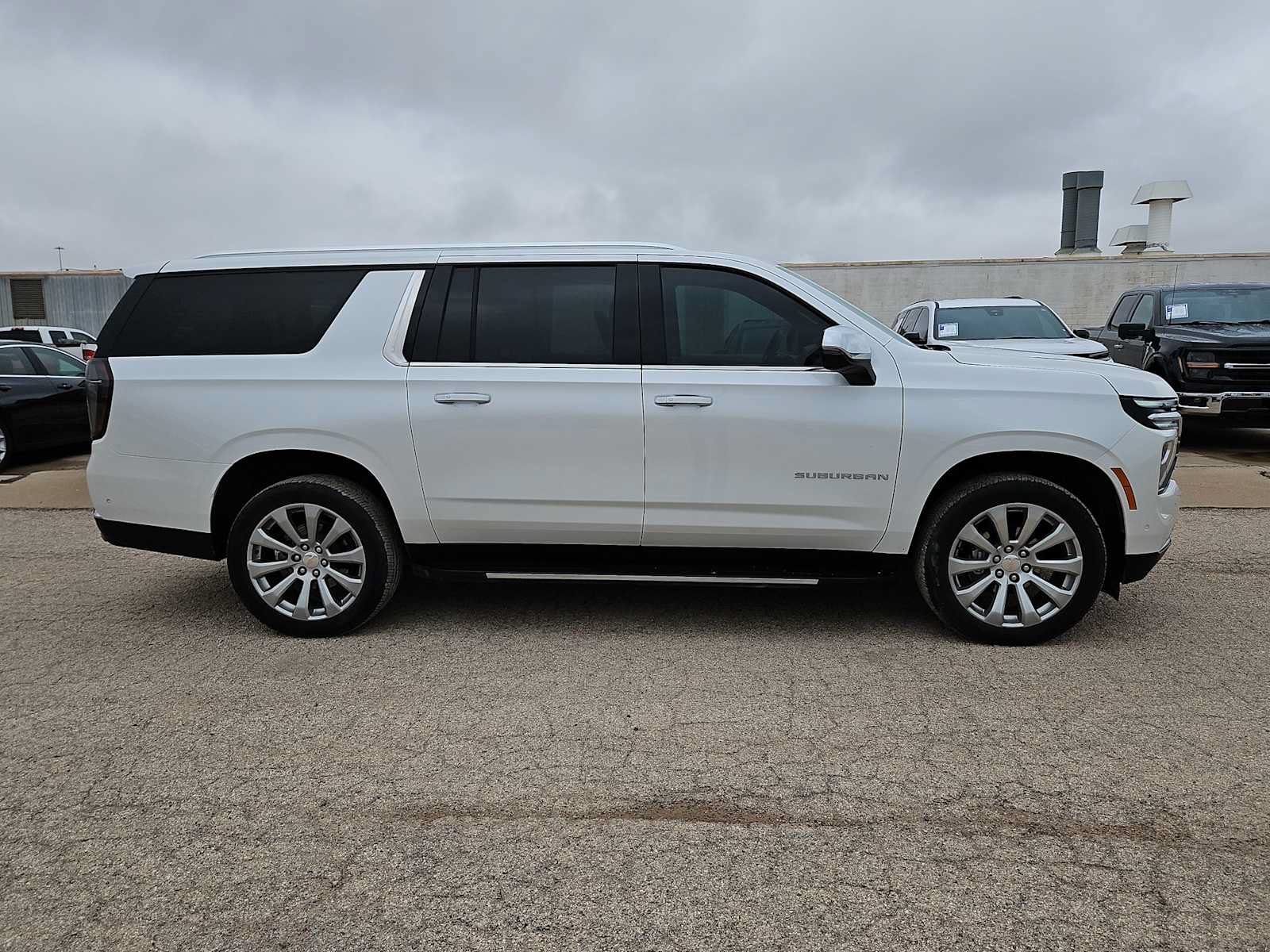 Used 2025 Chevrolet Suburban Premier RWD image 9