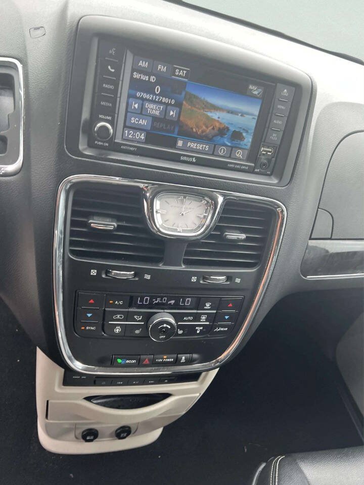 Used 2016 Chrysler Town & Country Touring-L FWD image 15