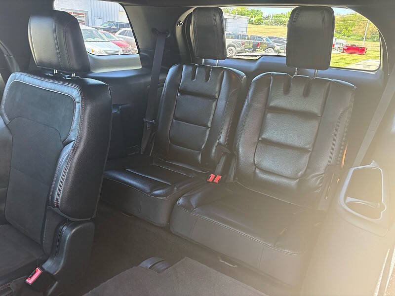 Used 2018 Ford Explorer XLT w/ Equipment Group 202A AWD/4WD image 27