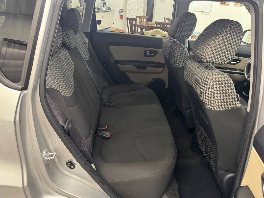 Used 2012 Kia Soul ! FWD image 25