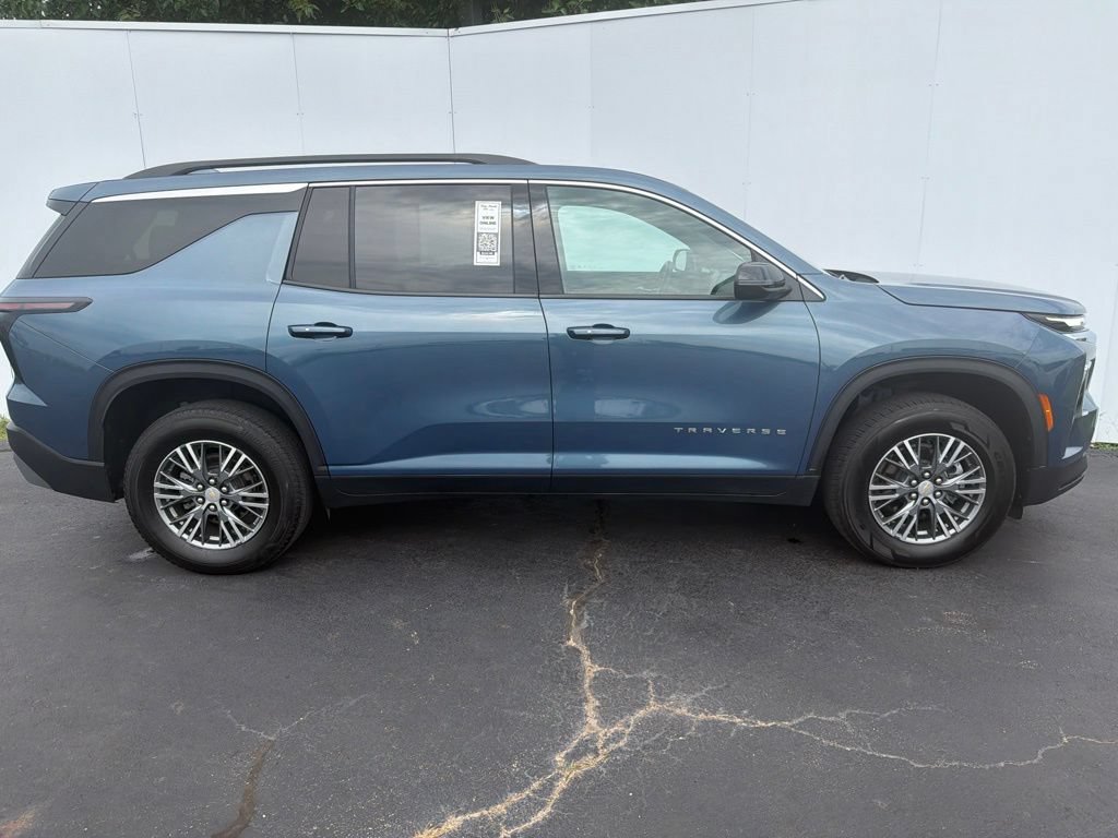 Used 2025 Chevrolet Traverse LT AWD/4WD image 2