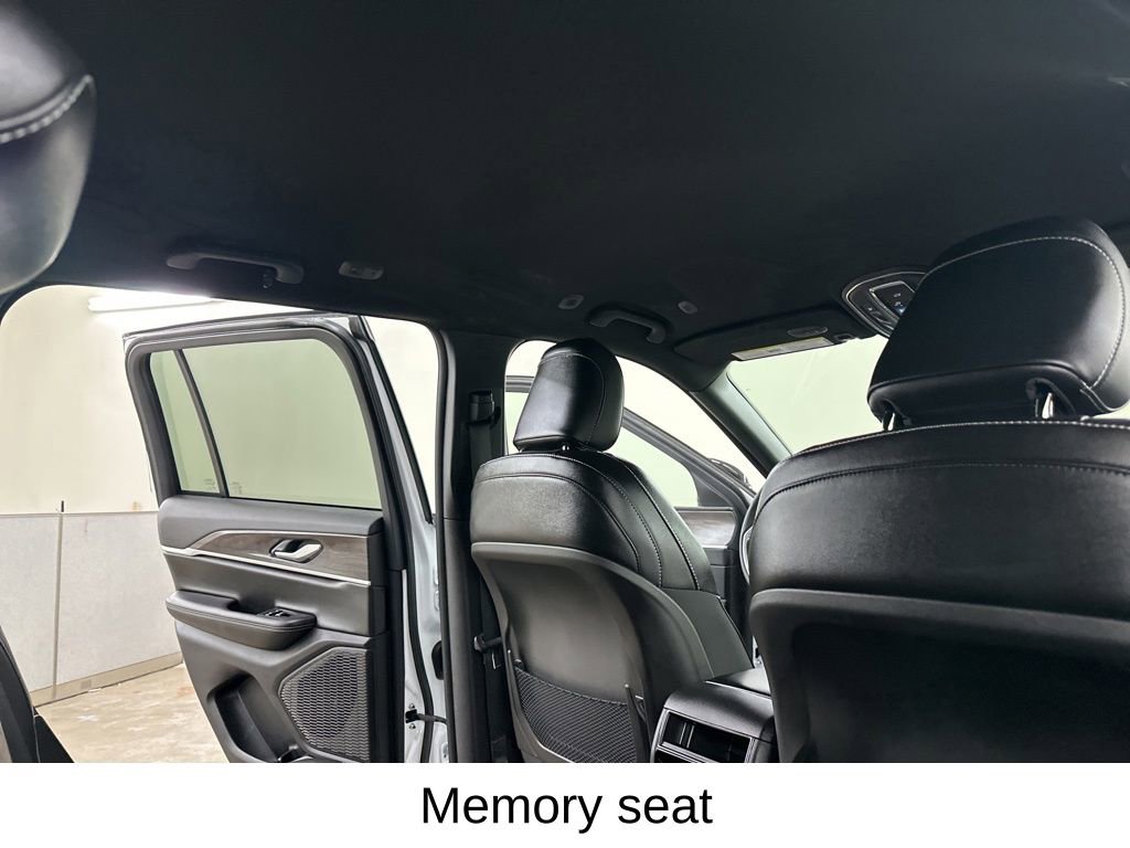 Used 2025 Jeep Grand Cherokee Limited image 22