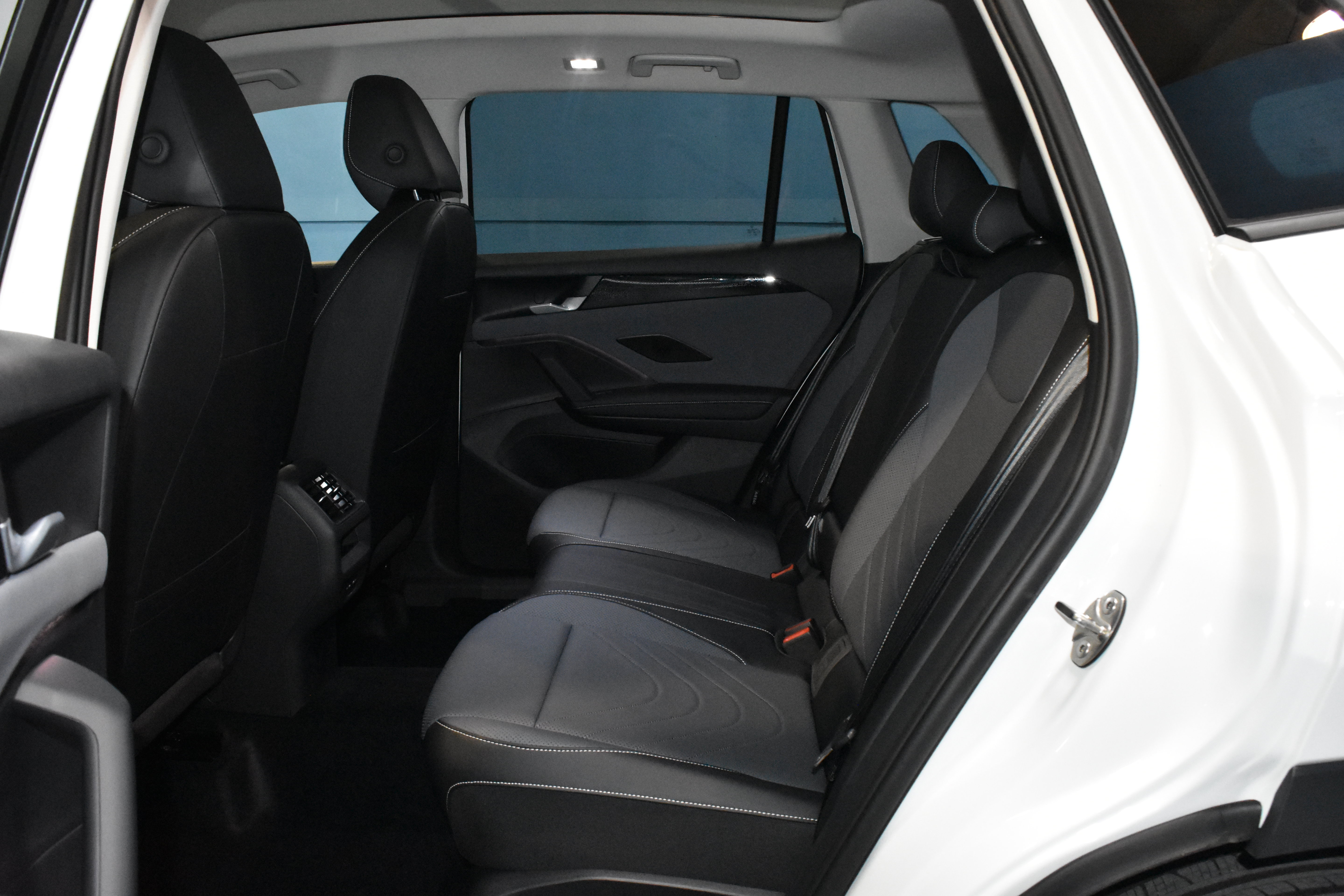 New 2026 Volkswagen Tiguan SE AWD/4WD image 16