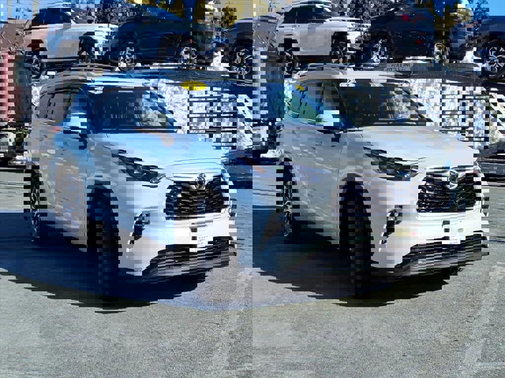 Used 2023 Toyota Highlander XLE image 3