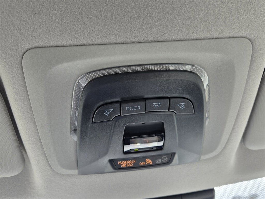 Used 2025 Toyota Corolla Cross L image 19