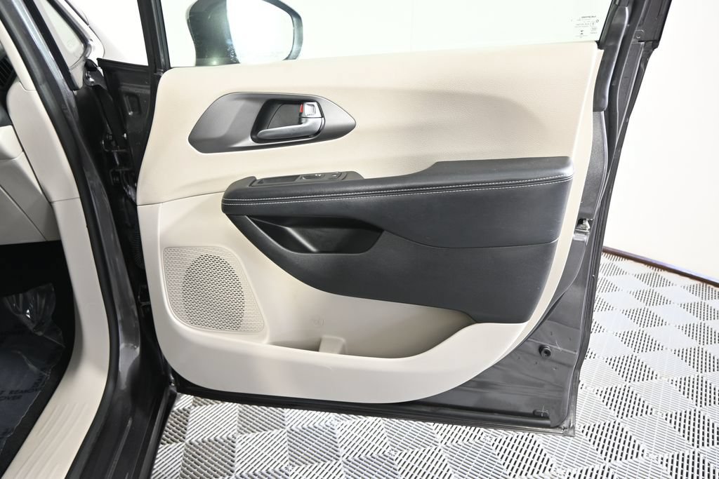 Used 2022 Chrysler Pacifica Touring-L FWD image 12