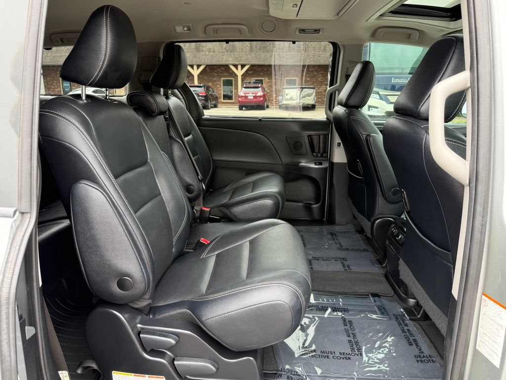 Used 2020 Toyota Sienna SE Premium w/ Nightshade Edition FWD image 23