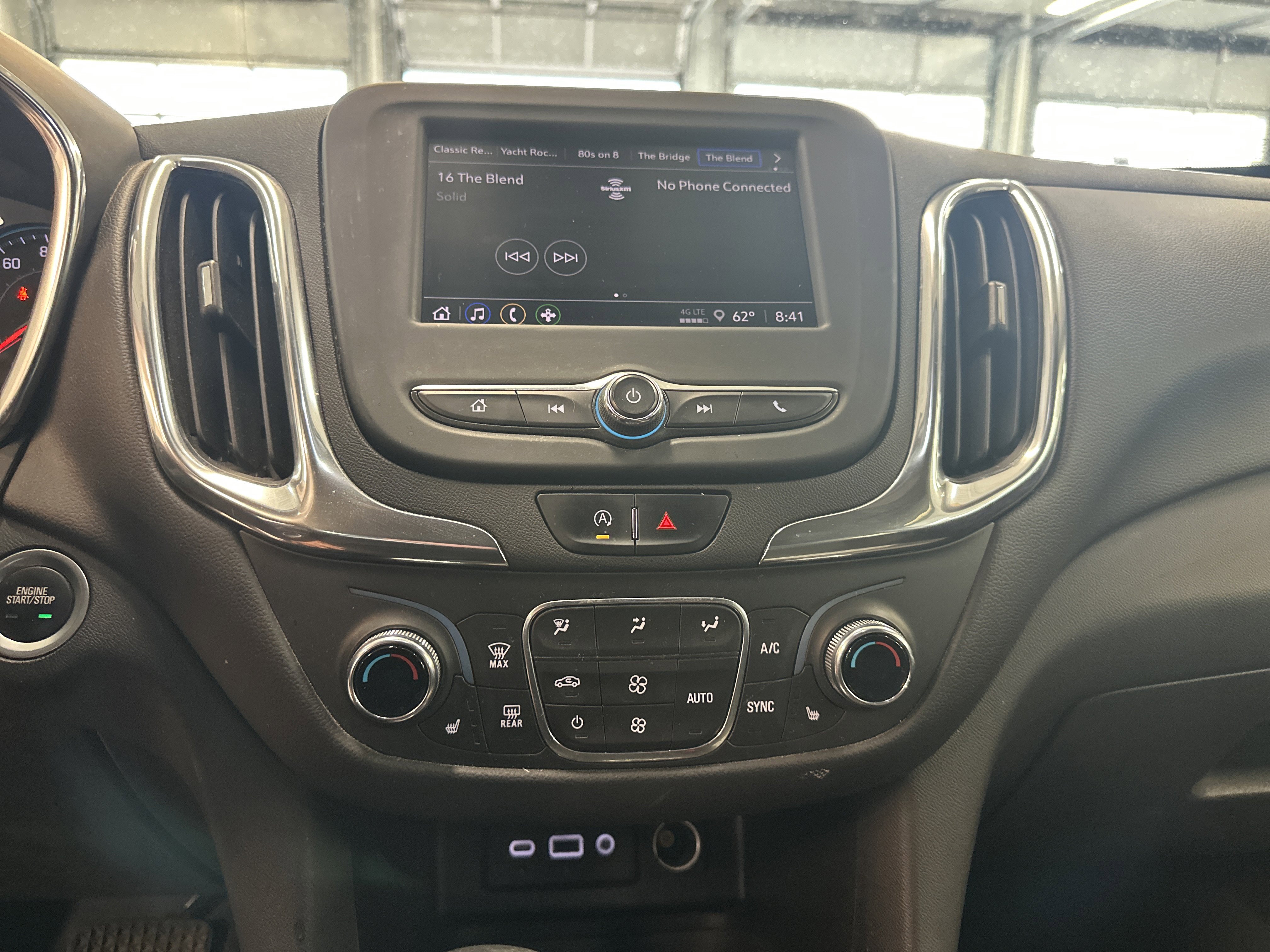 Used 2023 Chevrolet Equinox LT FWD image 3