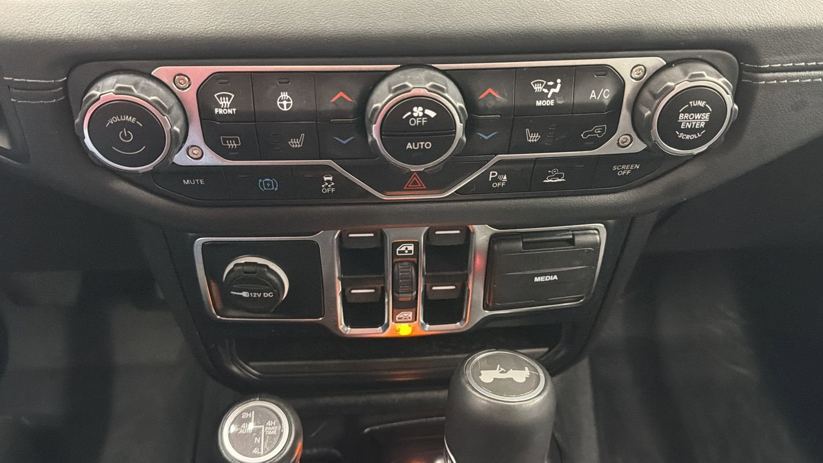 Used 2024 Jeep Wrangler Unlimited Sahara w/ Technology Group AWD/4WD image 23
