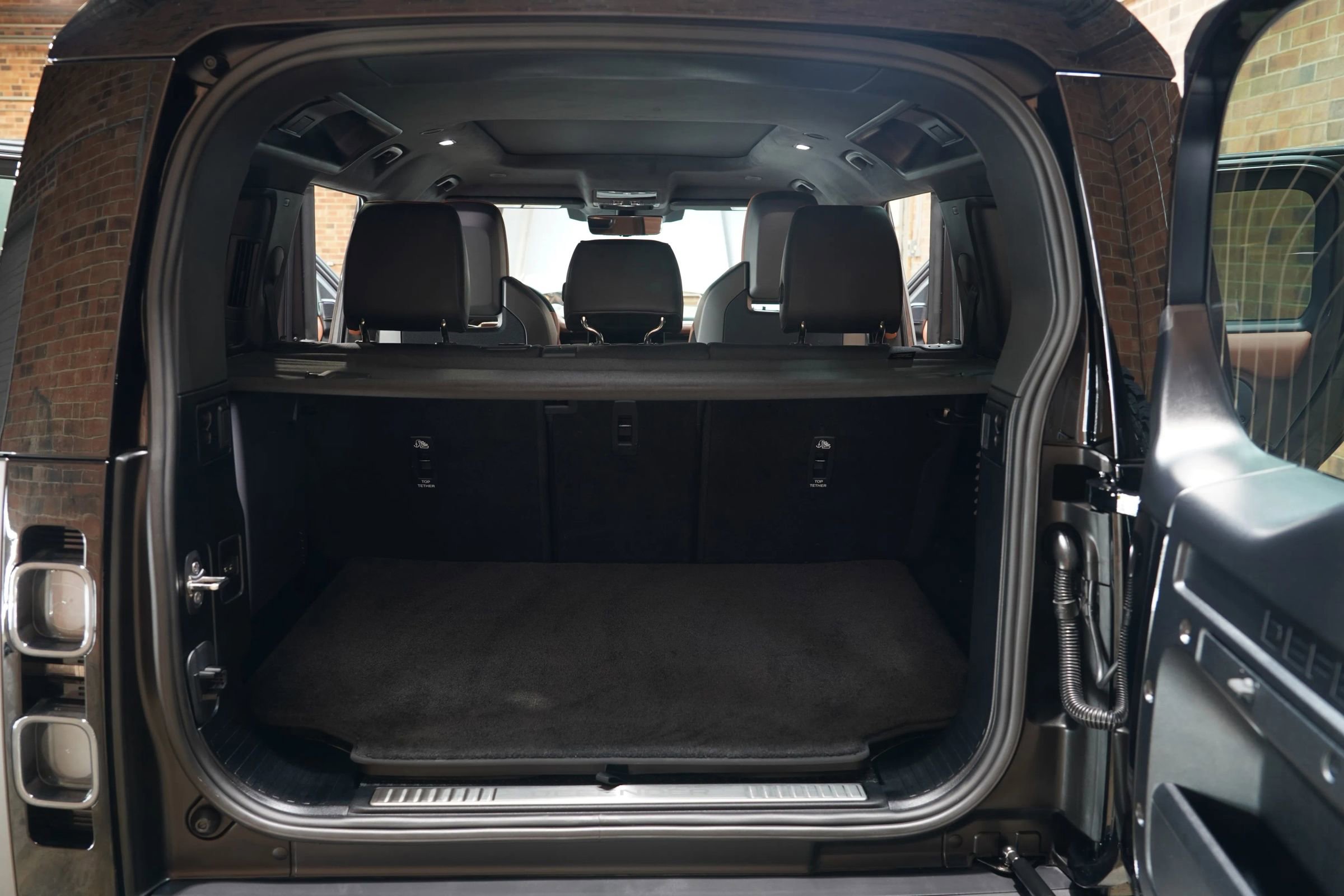 Used 2025 Land Rover Defender 110 image 40