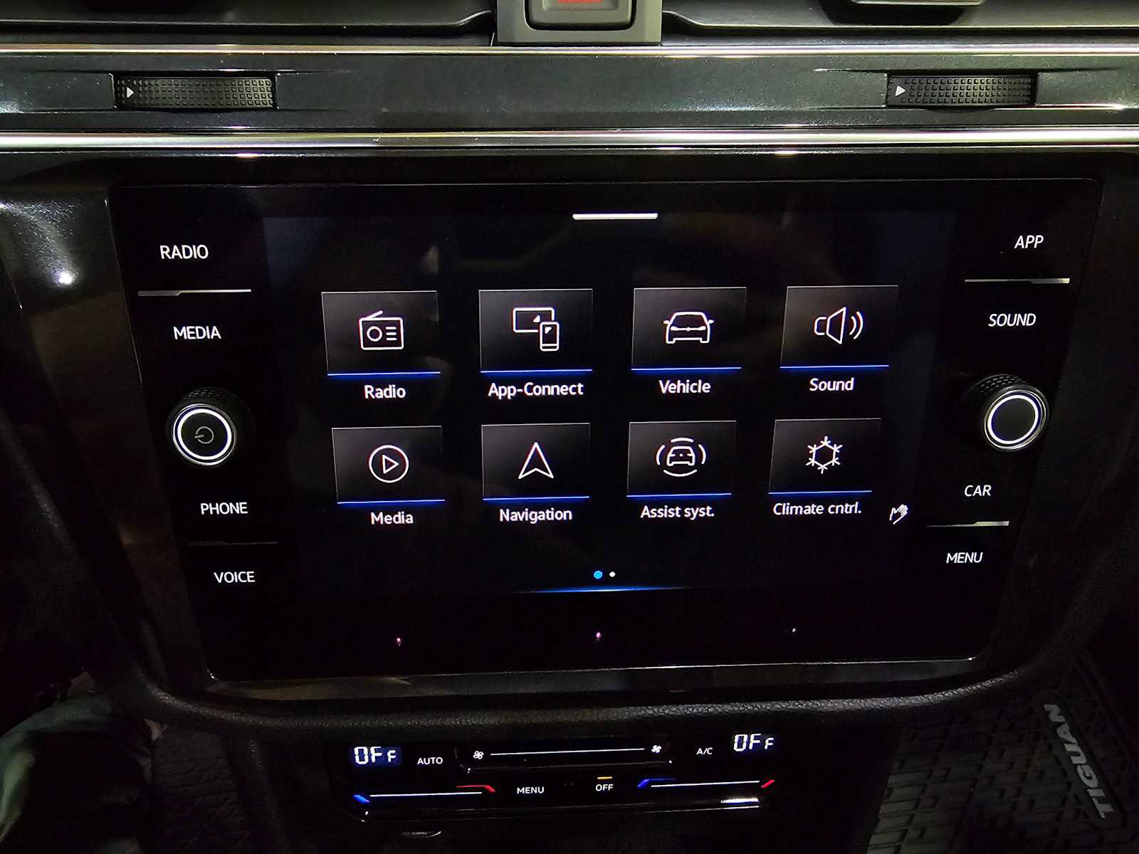 Used 2023 Volkswagen Tiguan SE w/ Panoramic Sunroof Package image 23