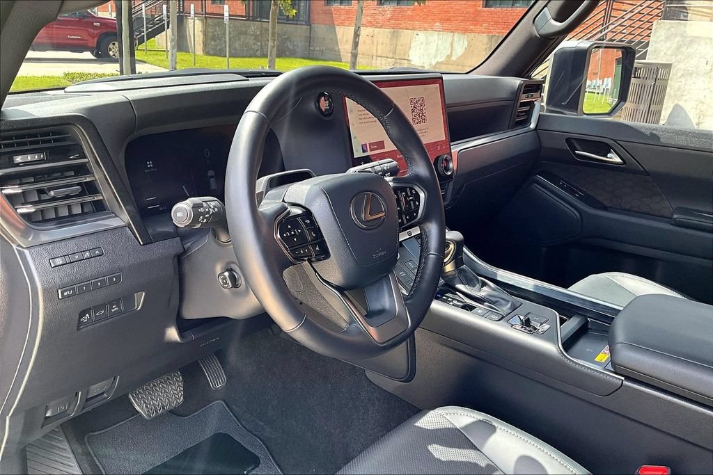Used 2026 Lexus GX 550 w/ Accessory Package (2T) AWD/4WD image 17