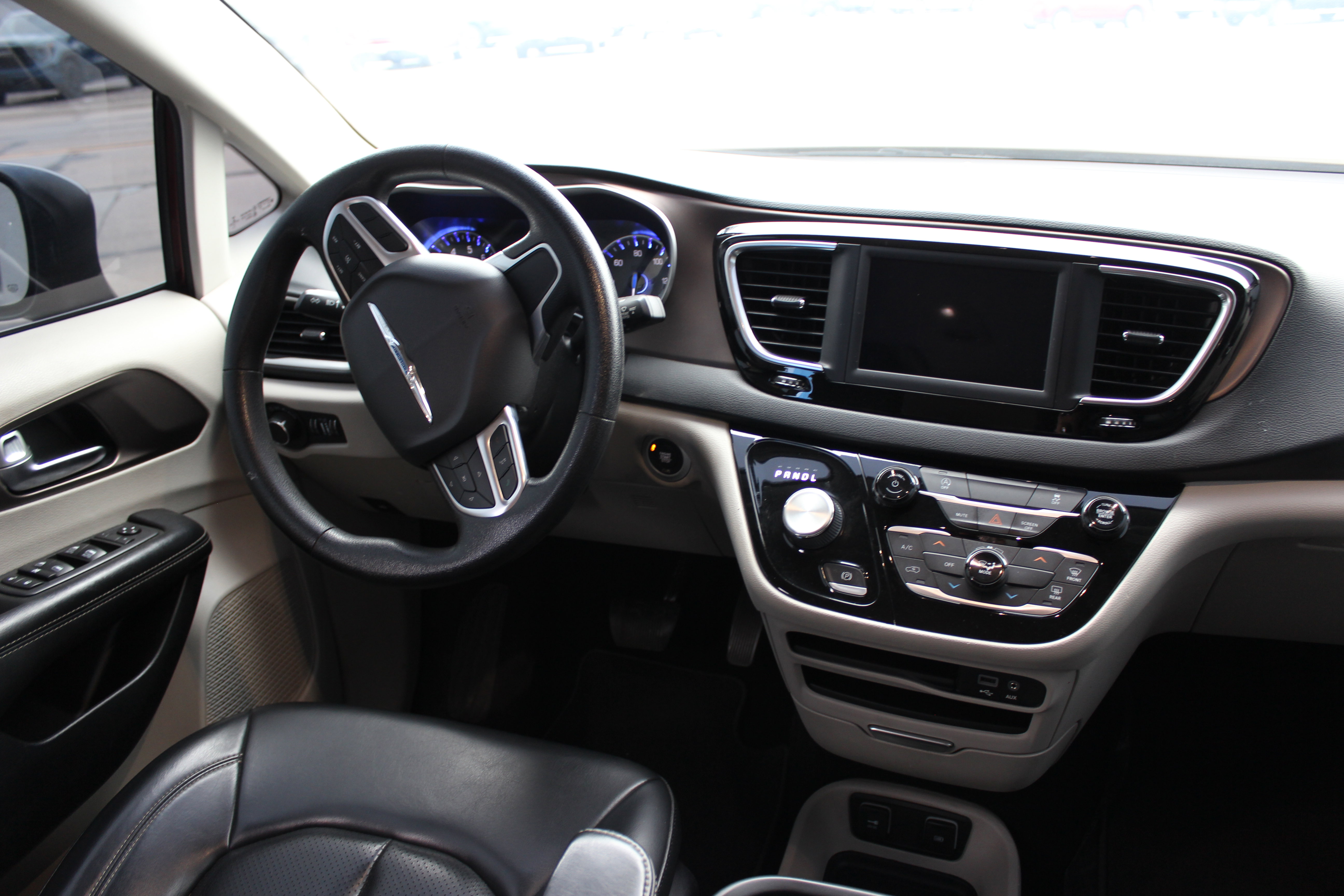 Used 2020 Chrysler Voyager Lxi image 11