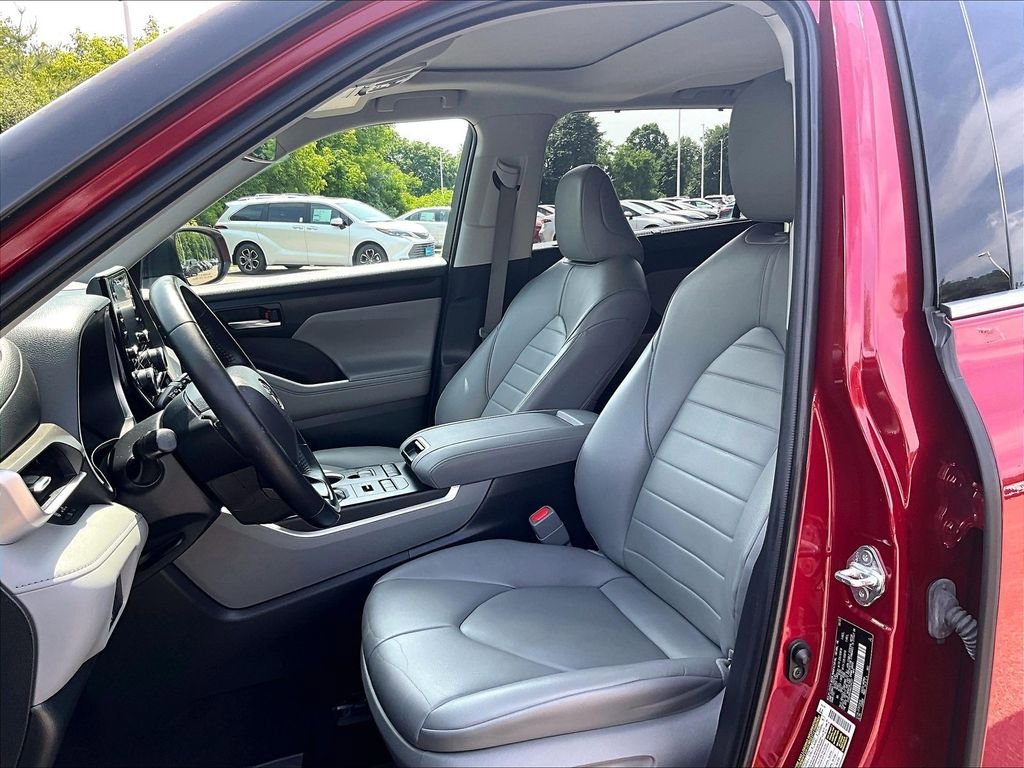 Used 2022 Toyota Highlander XLE AWD/4WD image 10