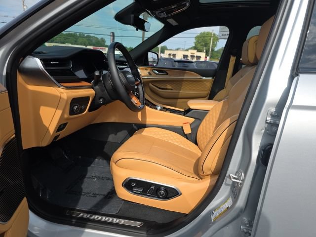 Used 2025 Jeep Grand Cherokee Summit AWD/4WD image 18